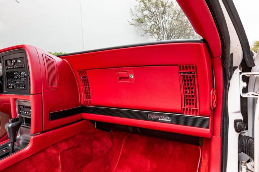 Детали интерьера Buick Reatta Convertible Select 60 (4EC97) 1990 года  (фото 21 из 49)